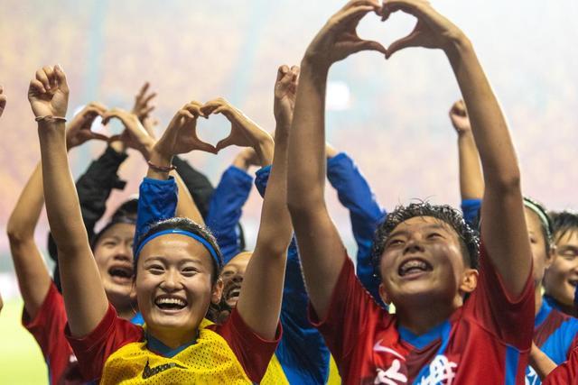 克拉滕伯格：佩德罗肘击动作没击中对手不会染红